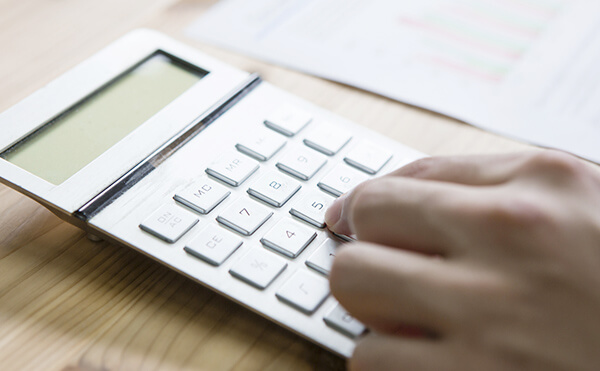 事例4. ホームページやパンフレットに記載されている月額費用と請求される金額が異なっている